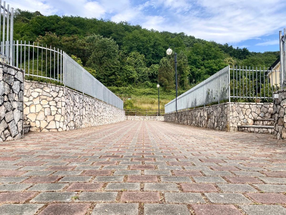 Le Village Sarzana Ngoại thất bức ảnh